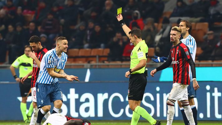 29 dicembre 2018, Milan-Spal 2-1: Rosario Abisso ammonisce Jasmin Kurtic (credits: GETTY Images) 