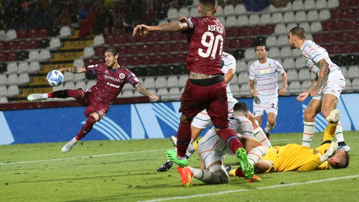Foto Paola Garbuio/LaPresse 28 Agosto 2022 Cittadella, Italia - sport, calcio - Cittadella vs Venezia- Campionato di calcio Serie BKT 2022/2023 - Stadio Tombolato. Nella foto: Mirko Antonucci (cittadella) gol 1-0
August 28, 2022 Cittadella, Italy - sport, soccer - Cittadella vs Venezia- Italian Football Championship League BKT 2022/2023 - Tombolato stadium. In the pic goal 1-0Mirko Antonucci (cittadella) Cittadella-Venezia, sotto il diluvio finisce in parità. Cuisance risponde ad Antonucci - immagine 1