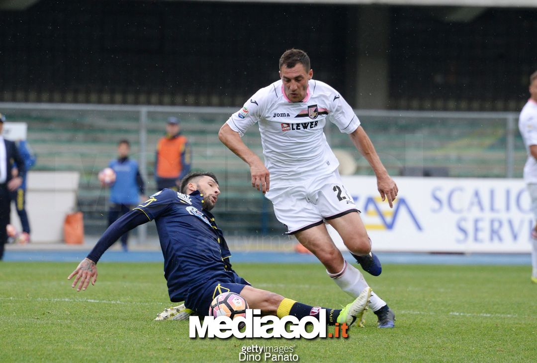  VERONA, ITALY - MAY 07:  Fabrizio Cacciatore (L) of AC ChievoVerona competes with Mato Jajalo of US Citta di Palermo during the Serie A match between AC ChievoVerona and US Citta di Palermo at Stadio Marc'Antonio Bentegodi on May 7, 2017 in Verona, Italy.  (Photo by Dino Panato/Getty Images) 