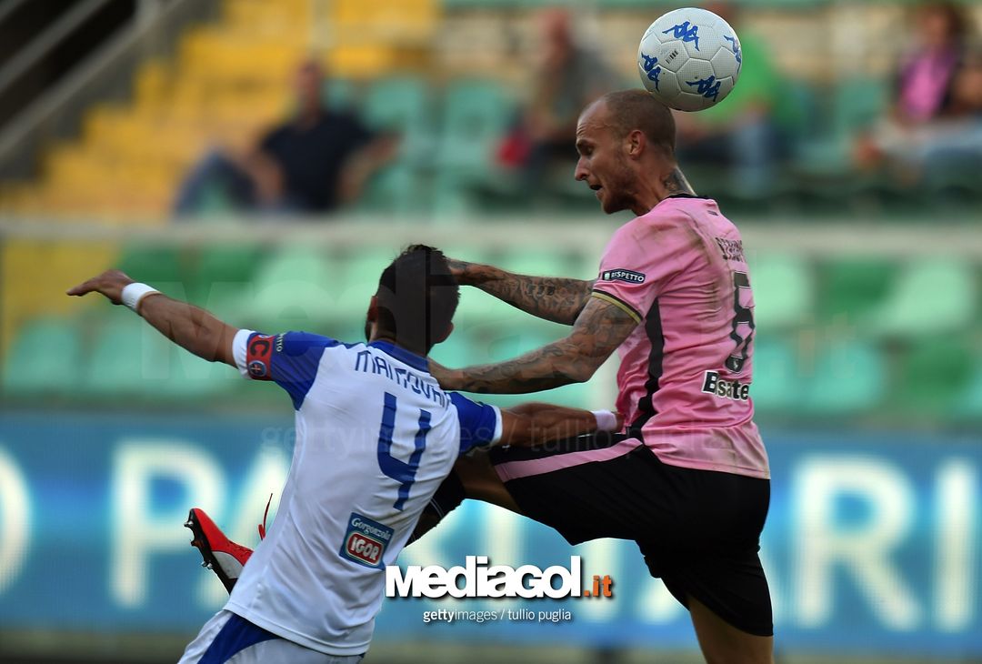  PALERMO, ITALY - OCTOBER 21:  Andrea Mantovani (L) of Novara and Aljaz Struna of Palermo jump for the ball during the Serie B Match Between US Citta' di Palermo and Novara Calcio at Stadio Renzo Barbera stadium on October 21, 2017 in Palermo, Italy.  (Photo by Tullio M. Puglia/Getty Images) 