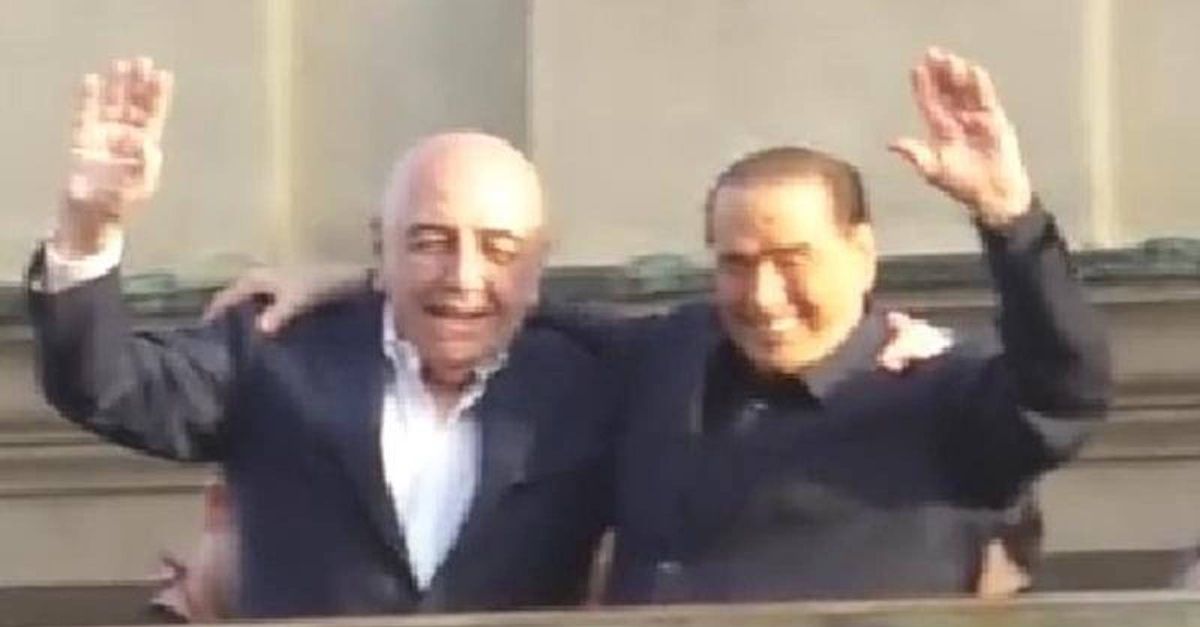 Festa Scudetto Milan, anche Galliani e Berlusconi in delirio | VIDEO Festa Scudetto Milan, anche Galliani e Berlusconi in delirio | VIDEO