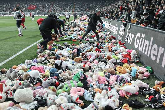 Turchia, gli ultras lanciano in campo…migliaia di peluche per bimbi- immagine 2