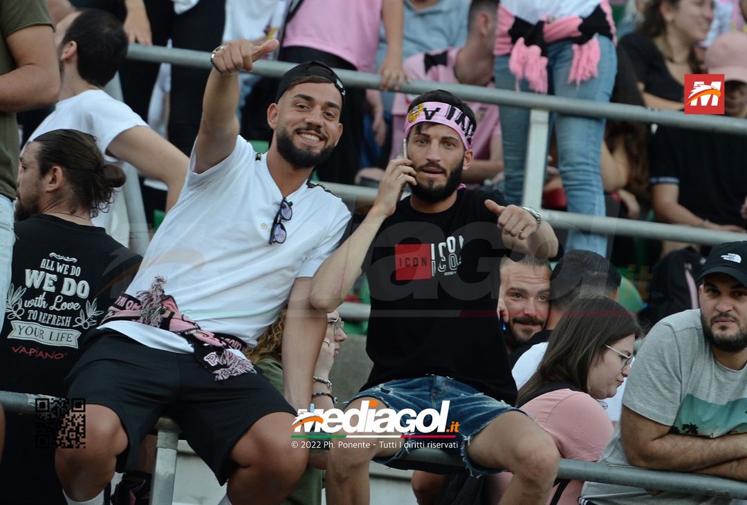 Fototifo, i tifosi allo stadio per Palermo-Feralpisaló 1-0 (gallery) - immagine 166