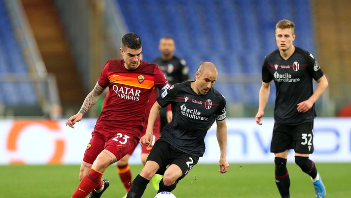 ROME, ITALY - APRIL 11: Rodrigo Palacio of Bologna F.C. 1909 battles for possession with Gianluca Mancini of A.S Roma during the Serie A match between AS Roma and Bologna FC at Stadio Olimpico on April 11, 2021 in Rome, Italy. Sporting stadiums around Italy remain under strict restrictions due to the Coronavirus Pandemic as Government social distancing laws prohibit fans inside venues resulting in games being played behind closed doors. (Photo by Paolo Bruno/Getty Images) 
