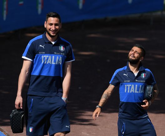 FLORENCE, ITALY - JUNE 04: Gianluigi Donnarumma (L) and Lorenzo Insigne of Italy chat prior to the training session at Coverciano at Coverciano on June 04, 2017 in Florence, Italy. (Photo by Claudio Villa/Getty Images) FLORENCE, ITALY - JUNE 04: Gianluigi Donnarumma (L) and Lorenzo Insigne of Italy chat prior to the training session at Coverciano at Coverciano on June 04, 2017 in Florence, Italy. (Photo by Claudio Villa/Getty Images)