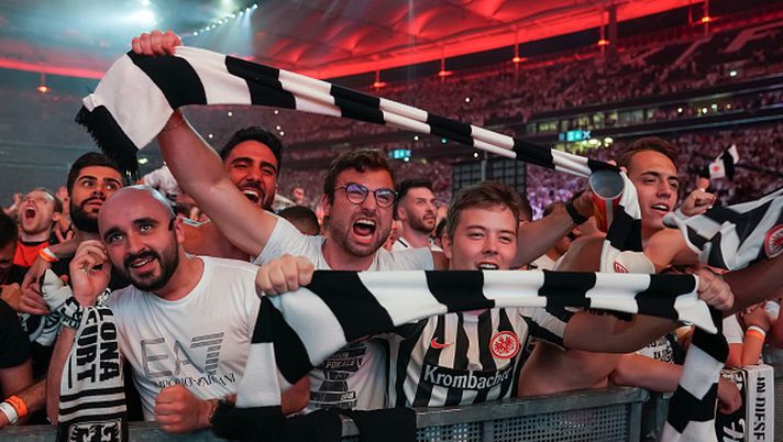 FRANKFURT AM MAIN, GERMANY - MAY 18: Fans of Eintracht Frankfurt celebrate after winning Europa League final match of Eintracht Frankfurt against Glasgow Rangers in the UEFA Europa League Final 2021/22 at Deutsche Bank Park on May 18, 2022 in Frankfurt am Main, Germany. (Photo by Christian Kaspar-Bartke/Getty Images) GIOIA EINTRACHT