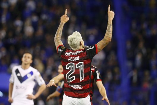 BUENOS AIRES, ARGENTINA - AUGUST 31: Pedro of Flamengo celebrates after scoring the fourth goal of his team during a Copa CONMEBOL Libertadores 2022 first-leg semifinal match between Velez and Flamengo at Jose Amalfitani Stadium on August 31, 2022 in Buenos Aires, Argentina. (Photo by Marcos Brindicci/Getty Images) Pedro sogna il Qatar: l’ex viola convocato nel Brasile di Tite- immagine 2