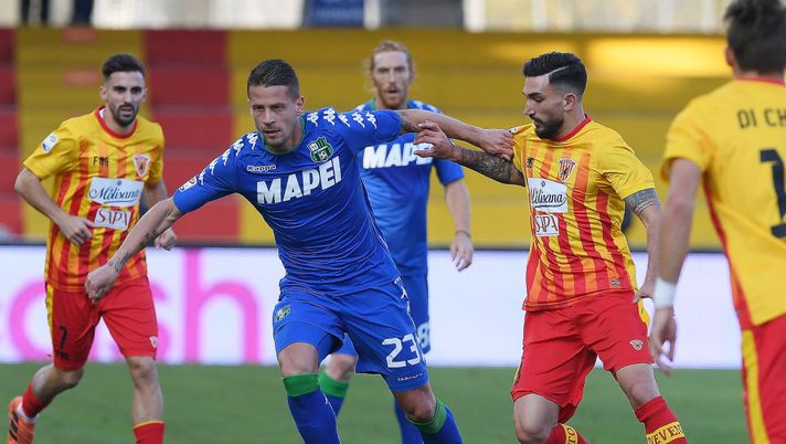 BENEVENTO, ITALY - NOVEMBER 19: Player of Benevento Calcio Danilo Cataldi vies with US Sassuolo player Marcello Gazzola during the Serie A match between Benevento Calcio and US Sassuolo at Stadio Ciro Vigorito on November 19, 2017 in Benevento, Italy.  (Photo by Francesco Pecoraro/Getty Images) 