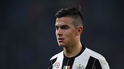 VIDEO – Dybala, sfilata col…brivido