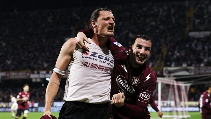 SALERNO, ITALY - FEBRUARY 19: Milan Djuric of US Salernitana celebrates after scoring the 2-1 goal during the Serie A match between US Salernitana and AC Milan at Stadio Arechi on February 19, 2022 in Salerno, Italy. (Photo by Francesco Pecoraro/Getty Images) SALERNO, ITALY - FEBRUARY 19: Milan Djuric of US Salernitana celebrates after scoring the 2-1 goal during the Serie A match between US Salernitana and AC Milan at Stadio Arechi on February 19, 2022 in Salerno, Italy. (Photo by Francesco Pecoraro/Getty Images)