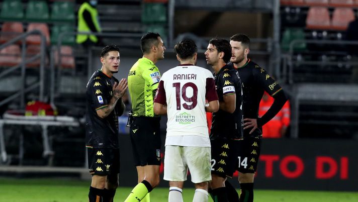 VENICE, ITALY - OCTOBER 26: The referee Marco Di Bello speaks with captain of Venezia Pietro Ceccaroni during the Serie A match between Venezia FC and US Salernitana at Stadio Pier Luigi Penzo on October 26, 2021 in Venice, Italy. (Photo by Maurizio Lagana/Getty Images) Venezia, Zanetti: “L’arbitro è stato il peggiore in campo” - immagine 1
