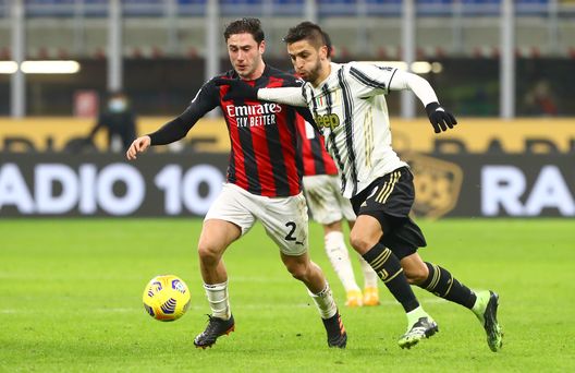 Contrasto fra Rodrigo Bentancur della Juventus e Davide Calabria del Milandi Mil Contrasto fra Rodrigo Bentancur della Juventus e Davide Calabria del Milandi Mil