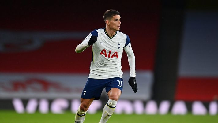 LONDON, ENGLAND - MARCH 14: Erik Lamela of Tottenham Hotspur runs with the ball during the Premier League match between Arsenal and Tottenham Hotspur at Emirates Stadium on March 14, 2021 in London, England. Sporting stadiums around the UK remain under strict restrictions due to the Coronavirus Pandemic as Government social distancing laws prohibit fans inside venues resulting in games being played behind closed doors. (Photo by Dan Mullan/Getty Images) Lamela: “Spero che la Roma possa vincere la finale. Auguro il meglio a Mourinho” - immagine 1