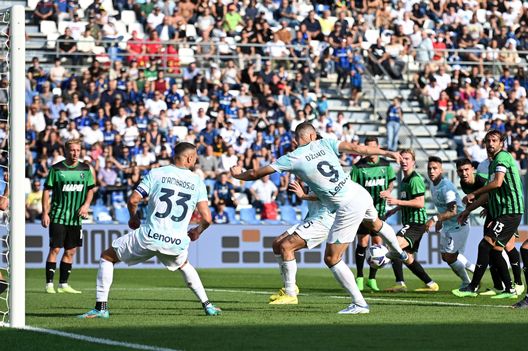 REGGIO NELL'EMILIA, ITALY - OCTOBER 08: Edin Dzeko of FC Internazionale scores their side's first goal during the Serie A match between US Sassuolo and FC Internazionale at Mapei Stadium - Citta' del Tricolore on October 08, 2022 in Reggio nell'Emilia, Italy. (Photo by Alessandro Sabattini/Getty Images) Dionisi polemico: “Arbitro? Mai vista una cosa del genere”- immagine 2