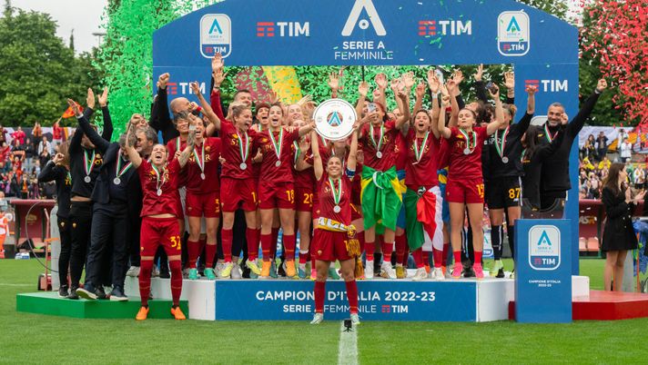 ROME, ITALY - MAY 20: AS Roma players during the trophy lift at Stadio Tre Fontane on May 20, 2023 in Rome, Italy. (Photo by Fabio Rossi/AS Roma via Getty Images) Femminile, Roma-Inter 2-1: sconfitte anche le nerazzurre. Ora la festa scudetto - immagine 1