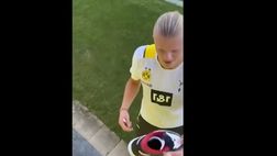 VIDEO/ Haaland scherza con una tifosa: “Belle scarpe”. E gliele firma