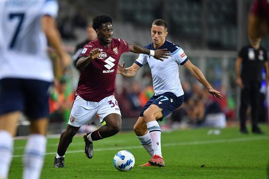  TURIN, ITALY - SEPTEMBER 23: Ola Aina (L) of Torino FC is challenged by Adam Marusic of SS Lazio during the Serie A match between Torino FC v SS Lazio at Stadio Olimpico di Torino on September 23, 2021 in Turin, Italy. (Photo by Valerio Pennicino/Getty Images) 