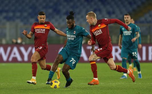 Kessie palla al piede attaccato da Karsdorp e Bruno Peres in Roma-Milan Kessie palla al piede attaccato da Karsdorp e Bruno Peres in Roma-Milan