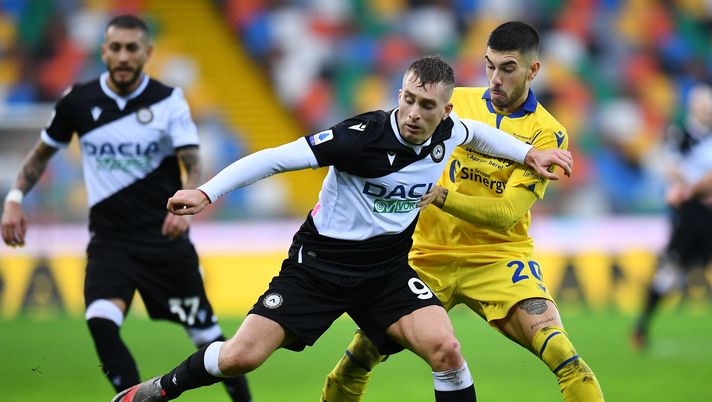 UDINE, ITALY - FEBRUARY 07: Gerard Deulofeu of Udinese is challenged by Mattia Zaccagni of Verona during the Serie A match between Udinese Calcio and Hellas Verona FC at Dacia Arena on February 07, 2021 in Udine, Italy. Sporting stadiums around Italy remain under strict restrictions due to the Coronavirus Pandemic as Government social distancing laws prohibit fans inside venues resulting in games being played behind closed doors. (Photo by Alessandro Sabattini/Getty Images) UDINE, ITALY - FEBRUARY 07: Gerard Deulofeu of Udinese is challenged by Mattia Zaccagni of Verona during the Serie A match between Udinese Calcio and Hellas Verona FC at Dacia Arena on February 07, 2021 in Udine, Italy. Sporting stadiums around Italy remain under strict restrictions due to the Coronavirus Pandemic as Government social distancing laws prohibit fans inside venues resulting in games being played behind closed doors. (Photo by Alessandro Sabattini/Getty Images)