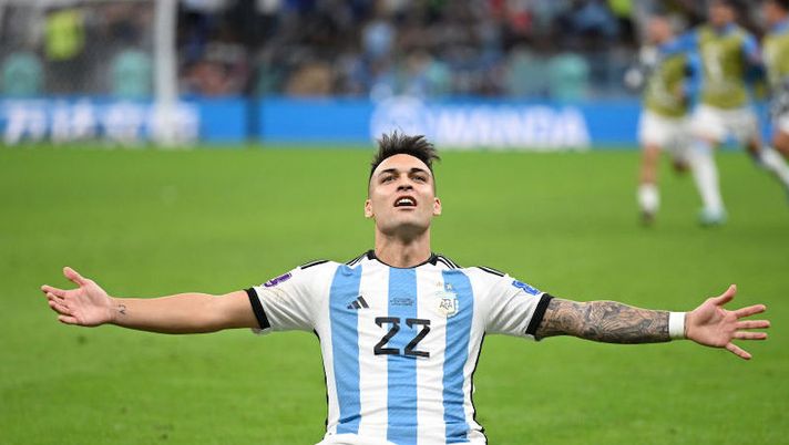 LUSAIL CITY, QATAR - DECEMBER 09: Lautaro Martinez of Argentina celebrates after scoring the teams winning penalty during the FIFA World Cup Qatar 2022 quarter final match between Netherlands and Argentina at Lusail Stadium on December 09, 2022 in Lusail City, Qatar. (Photo by Matthias Hangst/Getty Images) Lautaro: “Non è stato il Mondiale che mi aspettavo, avevo un problema alla caviglia” - immagine 1