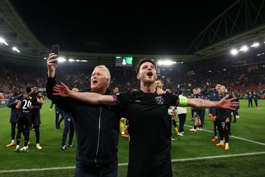 ALKMAAR, NETHERLANDS - MAY 18: Declan Rice of West Ham United celebrates victory after the UEFA Europa Conference League semi-final second leg match between AZ Alkmaar and West Ham United at AFAS Stadion on May 18, 2023 in Alkmaar, Netherlands. (Photo by Dean Mouhtaropoulos/Getty Images) Rice: “Manca una partita per fare la storia del West Ham. Stiamo sognando”- immagine 2