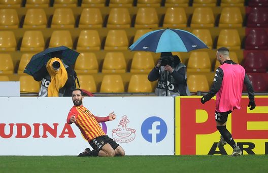 BENEVENTO, ITALY - JANUARY 09: Marco Sau of Benevento celebrates after scoring their sides first goal during the Serie A match between Benevento Calcio and Atalanta BC at Stadio Ciro Vigorito on January 09, 2021 in Benevento, Italy. Sporting stadiums around Italy remain under strict restrictions due to the Coronavirus Pandemic as Government social distancing laws prohibit fans inside venues resulting in games being played behind closed doors. (Photo by Francesco Pecoraro/Getty Images) BENEVENTO, ITALY - JANUARY 09: Marco Sau of Benevento celebrates after scoring their sides first goal during the Serie A match between Benevento Calcio and Atalanta BC at Stadio Ciro Vigorito on January 09, 2021 in Benevento, Italy. Sporting stadiums around Italy remain under strict restrictions due to the Coronavirus Pandemic as Government social distancing laws prohibit fans inside venues resulting in games being played behind closed doors. (Photo by Francesco Pecoraro/Getty Images)