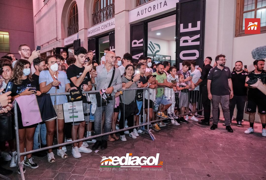 FOTO RITIRO PALERMO, Brunori e l’incontro con i tifosi al Barbera (Gallery) - immagine 25