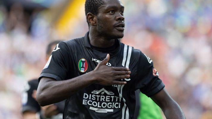UDINE, ITALY - MAY 14: Emmanuel Gyasi of Spezia Calcio celebrates after scoring his team's second goal during the Serie A match between Udinese Calcio and Spezia Calcio at Dacia Arena on May 14, 2022 in Udine, Italy. (Photo by Emmanuele Ciancaglini/Getty Images) Spezia, dubbi e certezze di formazione senza Verde: le ultime su Nzola e il ruolo di Gyasi - immagine 1