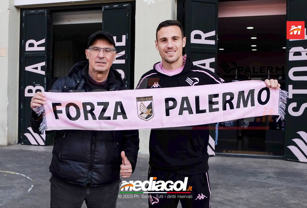 FOTO PALERMO, Valerio Verre: autografi e selfie con i tifosi del Palermo (Gallery) - immagine 4