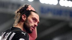 Le foto di Andy Carroll con due donne a letto prima del matrimonio: “Non è…”