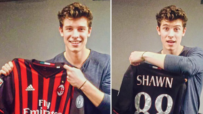 Shawn Mendes, cantante canadese, con la maglia del Milan, foto Instagram AC Milan