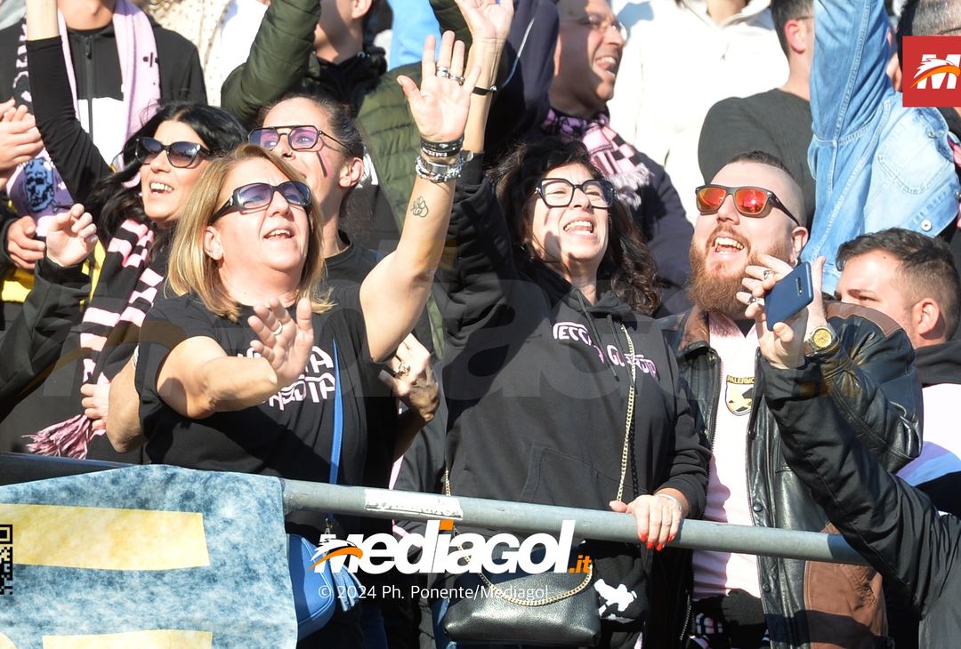 FOTOTIFO Palermo-Como 3-0, gli scatti ai tifosi al “Renzo Barbera” (GALLERY) - immagine 116