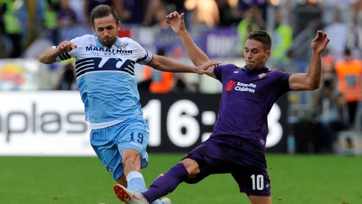 ROME, ITALY - OCTOBER 07: Marko Pjaca of ACF Fiorentina compete for the ball with Senad Lulic of SS Lazio during the Serie A match between SS Lazio and ACF Fiorentina at Stadio Olimpico on October 7, 2018 in Rome, Italy. (Photo by Marco Rosi/Getty Images) Deludenti all’ultima giornata: sono bocciati al fantacalcio anche per la prossima - immagine 1