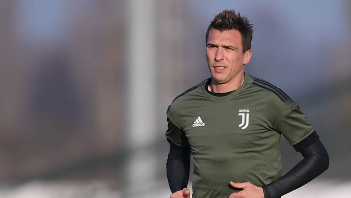 Juventus' forward Mario Mandzukic from Croatia attends a training session on the eve of the UEFA Champions League football match Juventus Vs Barcelona on November 21, 2017 at the 'Juventus Training Center' in Vinovo. / AFP PHOTO / MARCO BERTORELLO (Photo credit should read MARCO BERTORELLO/AFP/Getty Images) Juve, gli aggiornamenti su Mandzukic: “Quando può davvero tornare in campo” - immagine 1