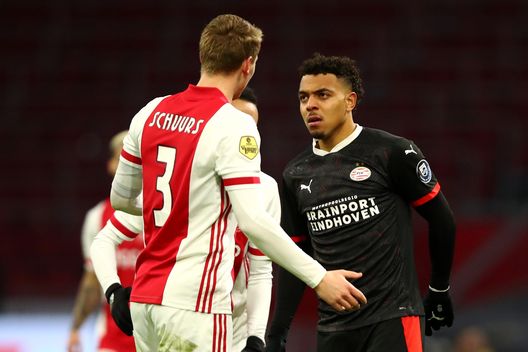 AMSTERDAM, NETHERLANDS - JANUARY 10: Donyell Malen of PSV and Perr Schuurs of Ajax confront each other during the Dutch Eredivisie match between Ajax and PSV Eindhoven at Johan Cruijff Arena on January 10, 2021 in Amsterdam, Netherlands. (Photo by Dean Mouhtaropoulos/Getty Images) Fiorentina, spunta un nome nuovo per rimpiazzare (eventualmente) Milenkovic- immagine 2