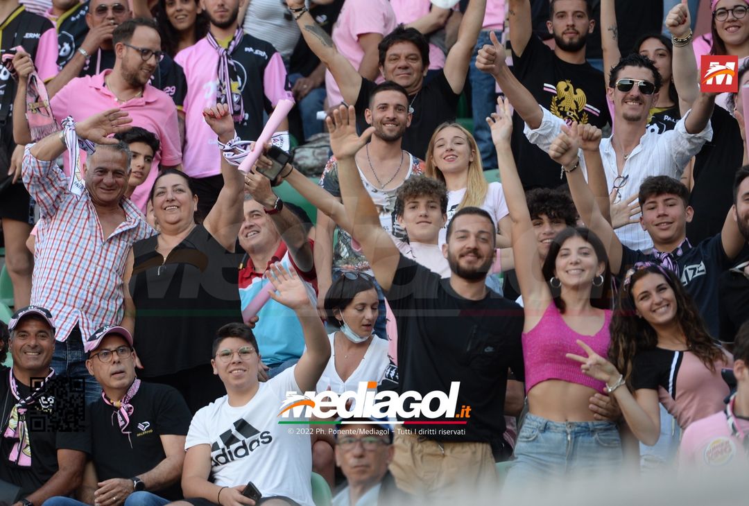 Fototifo, facce da Serie B. I tifosi allo stadio per Palermo-Padova 1-0 - immagine 110