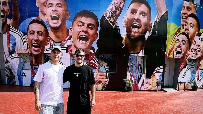 Dybala, accoglienza da star in Argentina: foto sotto al murale nel centro sportivo - immagine 1