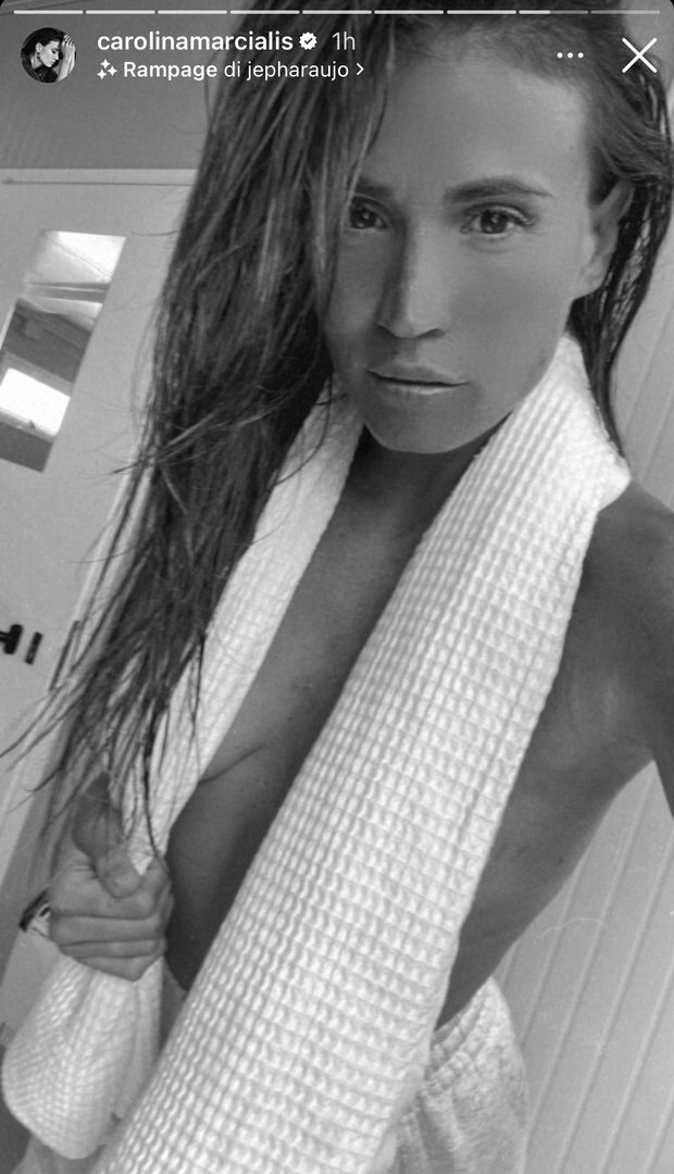 Lady Cassano, scatto hot. Carolina Marcialis si mostra dopo la doccia: fisico super- immagine 2