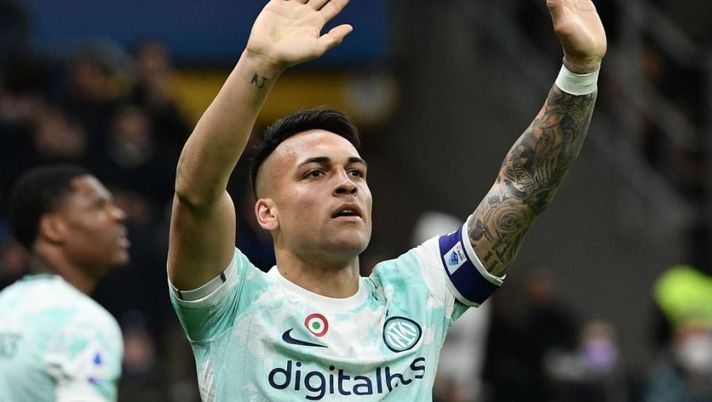 Inter Milan's Argentinian forward Lautaro Martinez (R) celebrates after scoring his side's second goal during the Italian Serie A football match between Inter and Lecce on March 5, 2023 at the San Siro (Giuseppe-Meazza) stadium in Milan. (Photo by Isabella BONOTTO / AFP) (Photo by ISABELLA BONOTTO/AFP via Getty Images) Voti fantacalcio: Calhanoglu come Lautaro! Dzeko più di Strefezza, bene Dumfries - immagine 1
