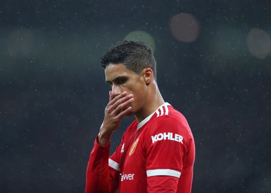 MANCHESTER, ENGLAND - MAY 02: Raphael Varane of Manchester United during the Premier League match between Manchester United and Brentford at Old Trafford on May 02, 2022 in Manchester, England. (Photo by Catherine Ivill/Getty Images) Varane chiede scusa ai tifosi dello United: “Non è stato un grande inizio. Ricominciamo”- immagine 1