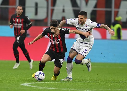 MILAN, ITALY - NOVEMBER 13: Brahim Diaz of AC Milan competes for the ball with Cristiano Biraghi of ACF Fiorentina during the Serie A match between AC Milan and ACF Fiorentina at Stadio Giuseppe Meazza on November 13, 2022 in Milan, Italy. (Photo by Claudio Villa/AC Milan via Getty Images) Fiorentina, delusione e rammarico: il problema del cinismo da risolvere nel 2023- immagine 2