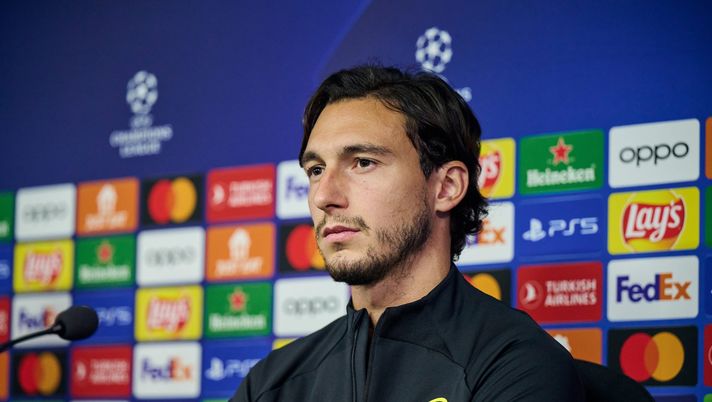 MILAN, ITALY - OCTOBER 03: Head Coach Simone Inzaghi of FC Internazionale and Darmian Matteo of FC Internazionale speduring the press conference ahead of their UEFA Champions League group C match against FC Barcelona at San Siro Stadium on October 03, 2022 in Milan, Italy. (Photo by Mattia Ozbot - Inter/Inter via Getty Images) Inter