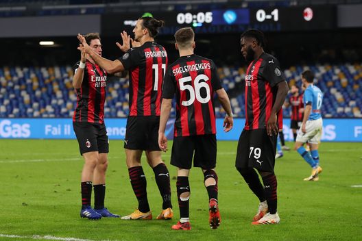 Ibrahimovic, attaccante del Milan, ringraziato dai compagni Calabria, Saelemaekers e Kessie Ibrahimovic, attaccante del Milan, ringraziato dai compagni Calabria, Saelemaekers e Kessie