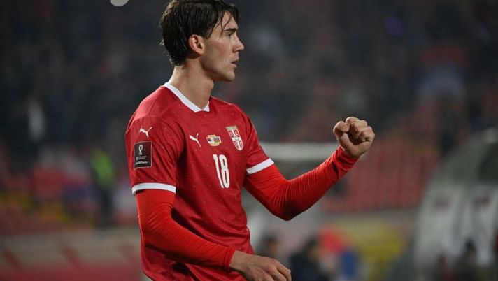 Serbia's forward Dusan Vlahovic celebrates after scoring during the FIFA World Cup 2022 Group A qualification football match between Serbia and Azerbaijan at the Rajko Mitic Stadium in Belgrade on October 12, 2021. (Photo by ANDREJ ISAKOVIC / AFP) (Photo by ANDREJ ISAKOVIC/AFP via Getty Images) Juve, Vlahovic riprende fiducia in nazionale: gol su assist di Kostic - immagine 1