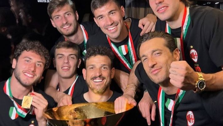 Florenzi scatenato sul pullman del Milan canta “Pioli is on fire” - immagine 1