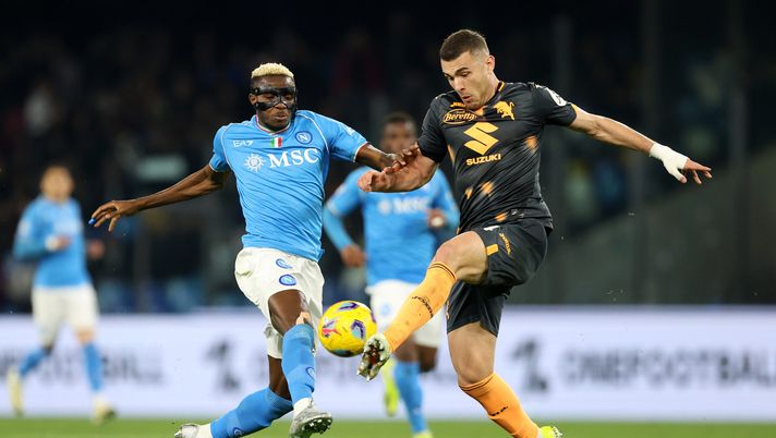 NAPLES, ITALY - MARCH 08: Victor Osimhen of SSC Napoli battles for possession with Alessandro Buongiorno of Torino FC during the Serie A TIM match between SSC Napoli and Torino FC - Serie A TIM at Stadio Diego Armando Maradona on March 08, 2024 in Naples, Italy. (Photo by Francesco Pecoraro/Getty Images) Napoli beffato dal Torino, l’assalto alla Champions si complica – Mattino - immagine 1