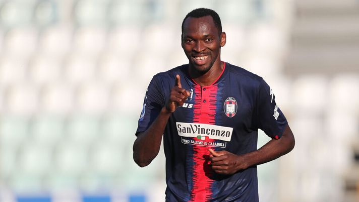 PARMA, ITALY - APRIL 24: Nwankwo Simy of FC Crotone celebrates after scoring a goal during the Serie A match between Parma Calcio and FC Crotone at Stadio Ennio Tardini on April 24, 2021 in Parma, Italy. Sporting stadiums around Italy remain under strict restrictions due to the Coronavirus Pandemic as Government social distancing laws prohibit fans inside venues resulting in games being played behind closed doors. (Photo by Gabriele Maltinti/Getty Images) TOP 11 – Undici scommesse per la 35a giornata al fantacalcio: da Nainggolan a Simy- immagine 1