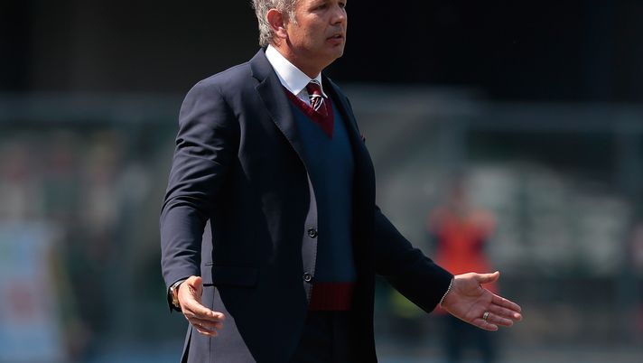 VERONA, ITALY - APRIL 23:  Torino FC manager Sinisa Mihajlovic gestures during the Serie A match between AC ChievoVerona and FC Torino at Stadio Marc'Antonio Bentegodi on April 23, 2017 in Verona, Italy.  (Photo by Emilio Andreoli/Getty Images) 
