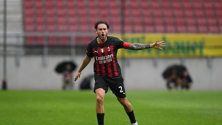 Davide Calabria con la fascia di capitano del Milan