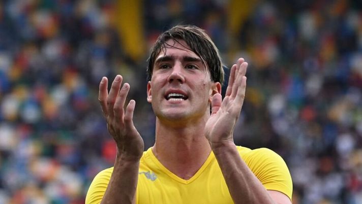 UDINE, ITALY - SEPTEMBER 26: Dusan Vlahovic of ACF Fiorentina celebrates the victory during the Serie A match between Udinese Calcio and ACF Fiorentina at Dacia Arena on September 26, 2021 in Udine, Italy. (Photo by Alessandro Sabattini/Getty Images) Ds Fiorentina: “Vlahovic, pronti a cederlo ora! Juve? Porte aperte, la scelta è di Dusan” - immagine 1
